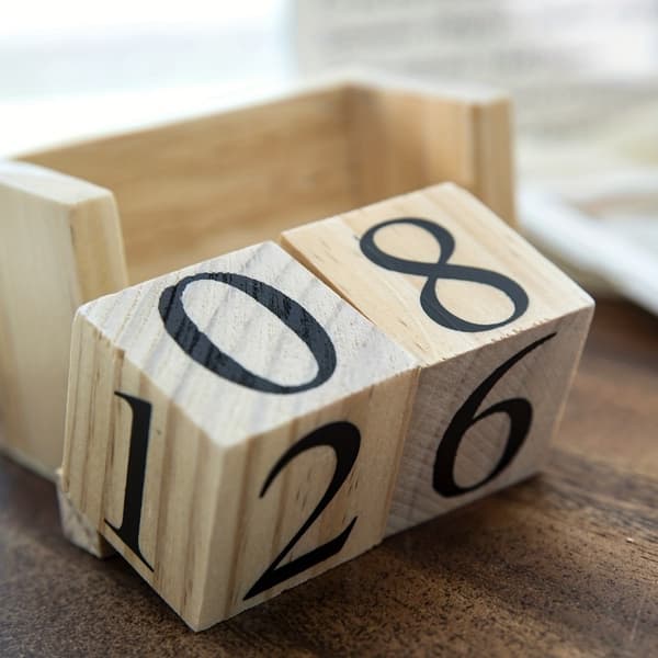 1 Genanvendelig skrivebordskalender i træ primary