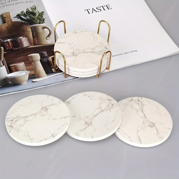 Et sæt med 7 hvide keramiske coasters med marmormønster 6 items
