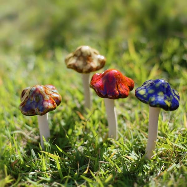 Havedekoration, 4 keramiske svampe (tilfældig farve) 4PC