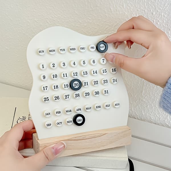 En elegant skrivebordskalender i tre med ukevisning. white