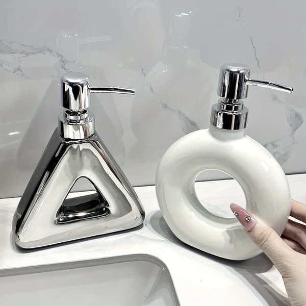 En kreativ keramisk såpedispenserflaske silver