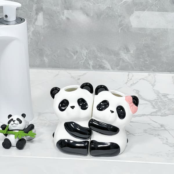 Kaksi keraamista pandaa halaa hammasharjatelinettä White