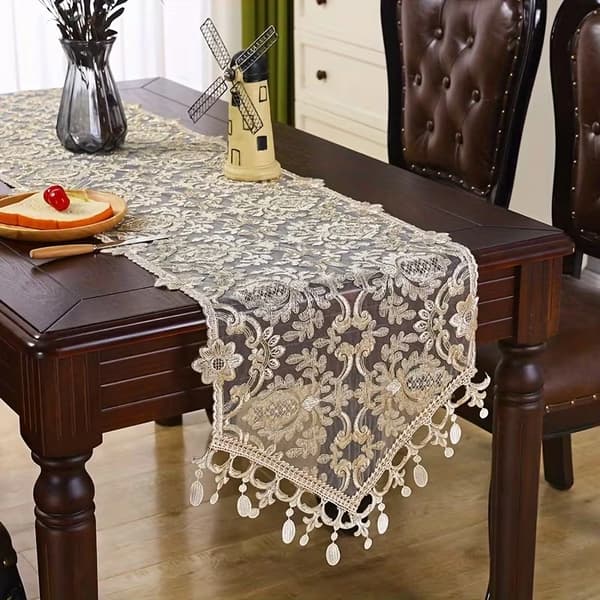 1. En elegant gul polyesterdug prydet med udsøgt blomsterbroderi. 1PC
