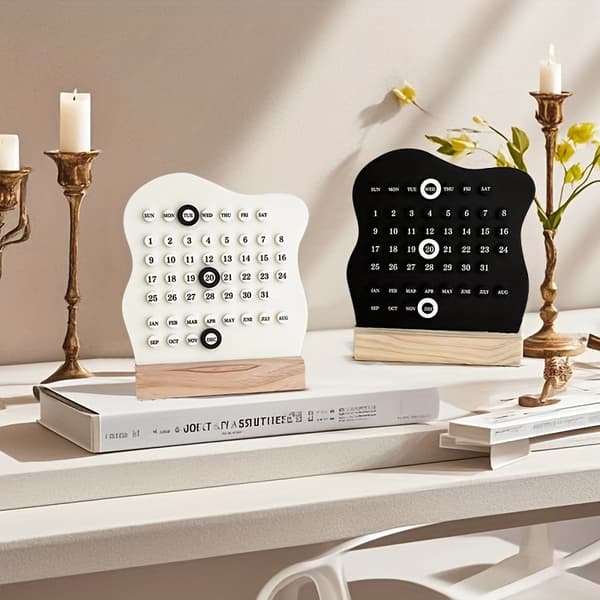 En elegant skrivebordskalender i træ med ugevisning. white