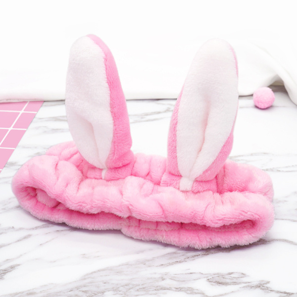 En pink kaninørepande til vask eller makeup