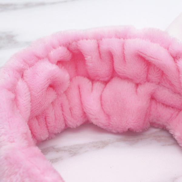En pink kaninørepande til vask eller makeup