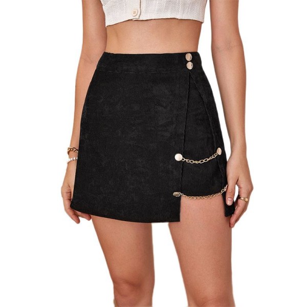 En kort nederdel med sort split-design