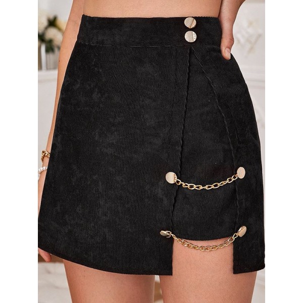 En kort nederdel med sort split-design