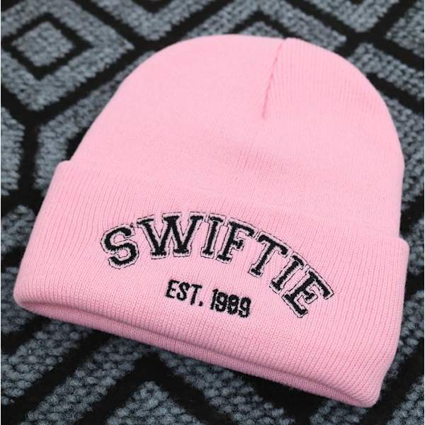 Taylor Swift 1989 Beaniehatt Kvinnors Mode Stickad Stretch Cuffed Hatt SWIFTIE Broderad Skidmössa För Vinter Pink