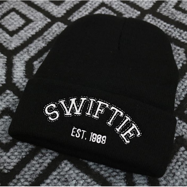 Taylor Swift 1989 Beaniehatt Kvinnors Mode Stickad Stretch Cuffed Hatt SWIFTIE Broderad Skidmössa För Vinter Black