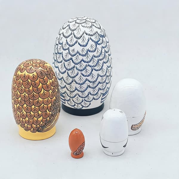 Ryska Matryoshka-dockor staplade i träkapslingsset 5 delar handgjorda leksaker