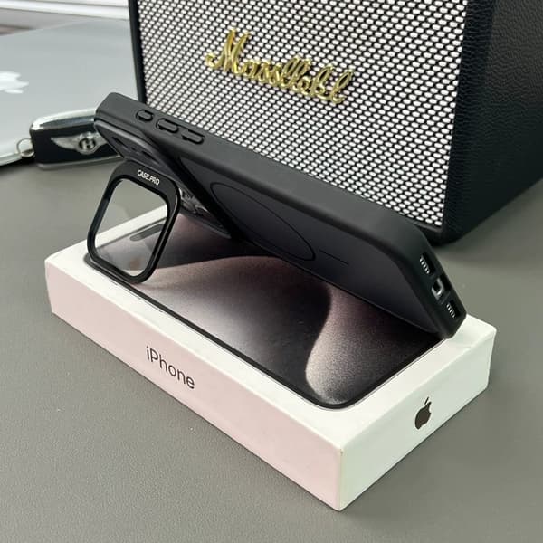 iPhone 18 Pro Max-deksel med integrert kamerastativ, MagSafe-kompatibelt, myk matt finish White