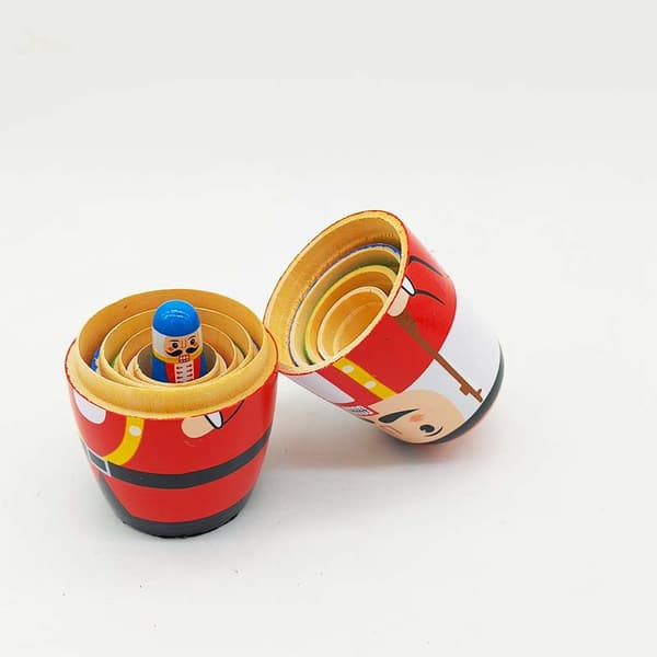 Ryska Matryoshka-dockor staplade i träkapslingsset 5 delar handgjorda leksaker