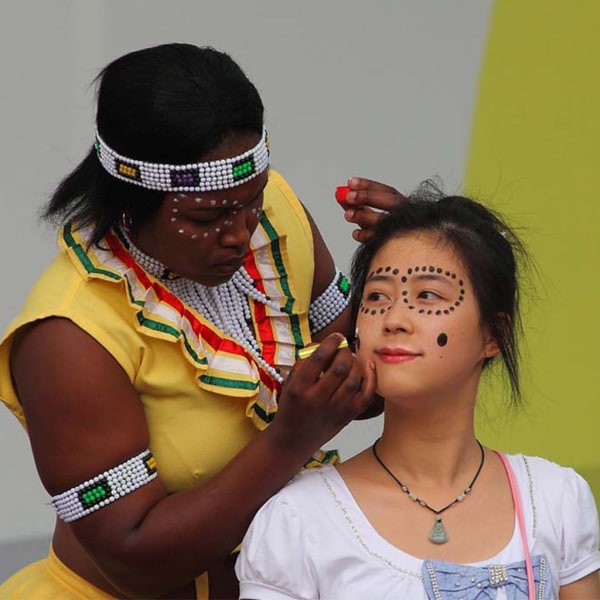 24 färger Säkerhet Ansikts- och kroppssminkning Kritor Tvättbara pigmentfärger för scenuppträdande Cosplay-festtillbehör för barn
