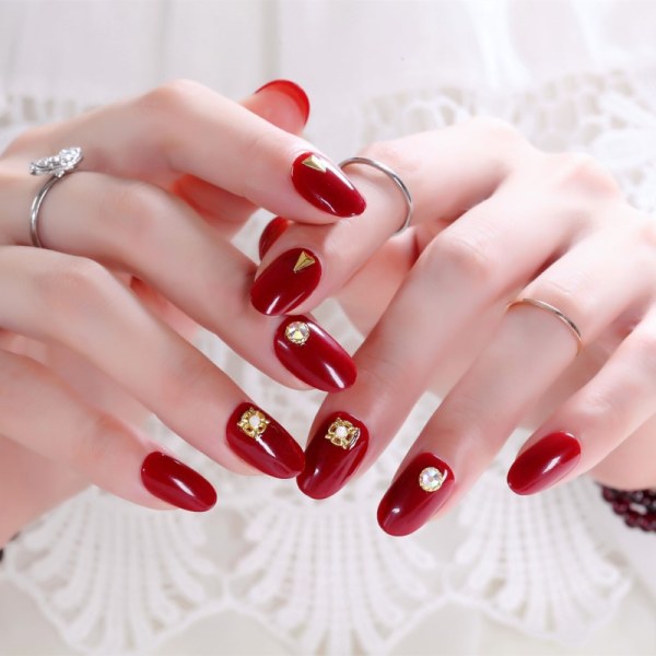 Bär nagelförstärkning för att visa Baijiu röda färgglada nitnaglar