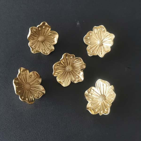 2 stk, blomsterformet knot, skapknot, messing qd