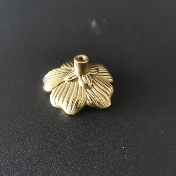 2 stk, blomsterformet knot, skapknot, messing qd