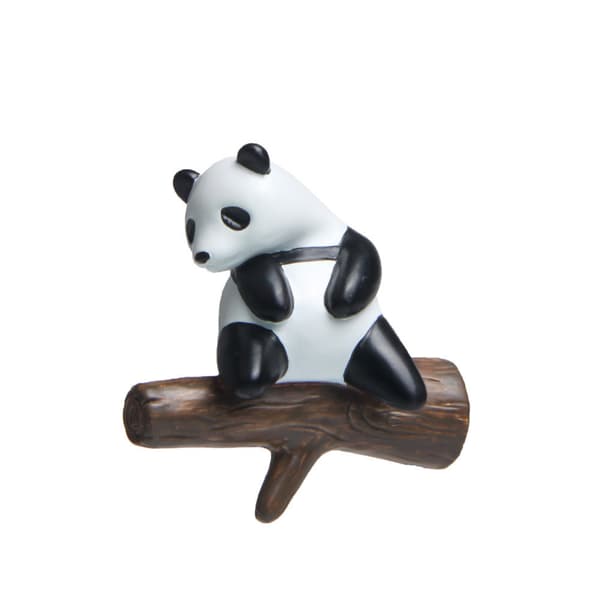 #1 stk. Panda magnetisk køleskabsmagnet siddende på træ#