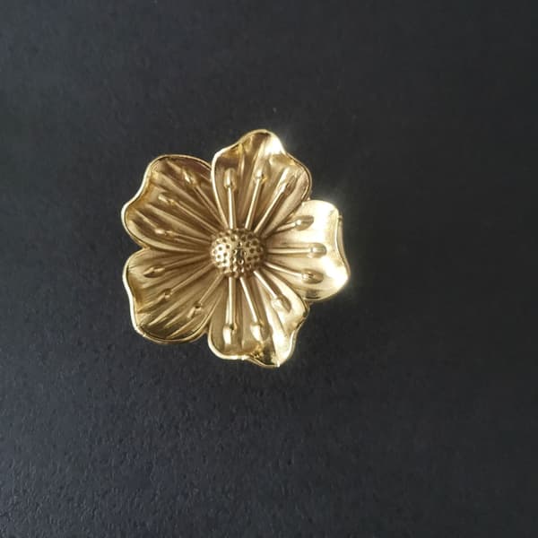 2 stk, blomsterformet knot, skapknot, messing qd