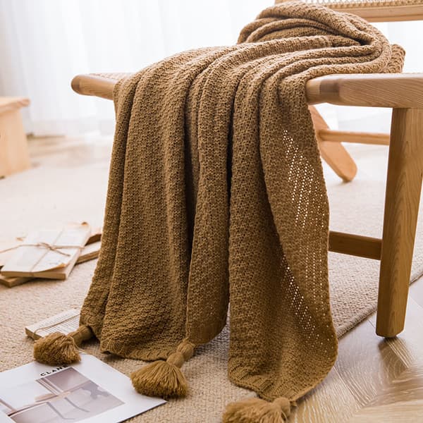 Nordisk seng- og sofateppe, tykt strikket, frynsete sengeteppe, ensfarget bakside, preget, kamel 110x150 cm [RONg]