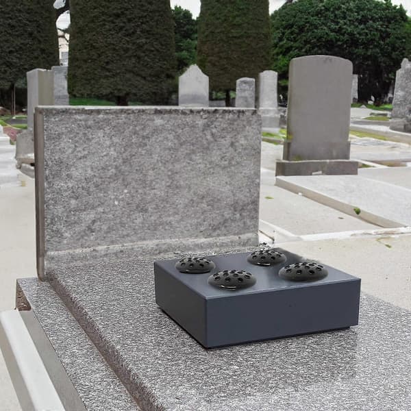 Sorte gravblomstholdere, mindevaser til grave, gravblomsterpotter til indsættelse ved graven, gravvase til gravudsmykning [RONg]