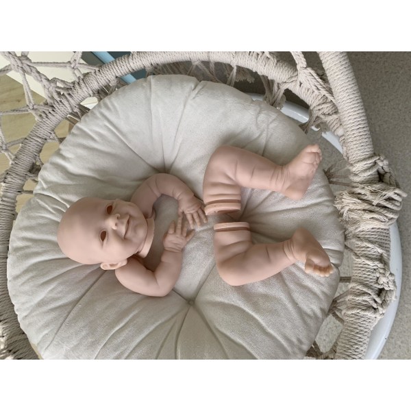 Gör-det-själv oavslutade dockdelar Populära Reborn Doll Kit Awake April Mycket mjuk verklighetstrogen Real Touch Fräsch färg omålad