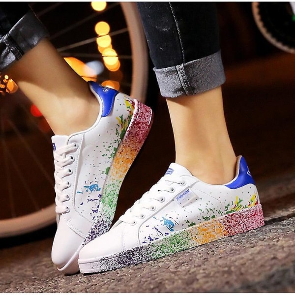 Platta sneakers för kvinnor, skor med snörning av graffitiplattformar black 10.5