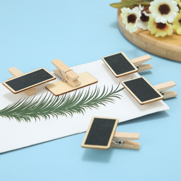 Mini svarta tavla skylt med träklämmor och bambu pinnar - perfekt för trädgårdsfester och evenemang