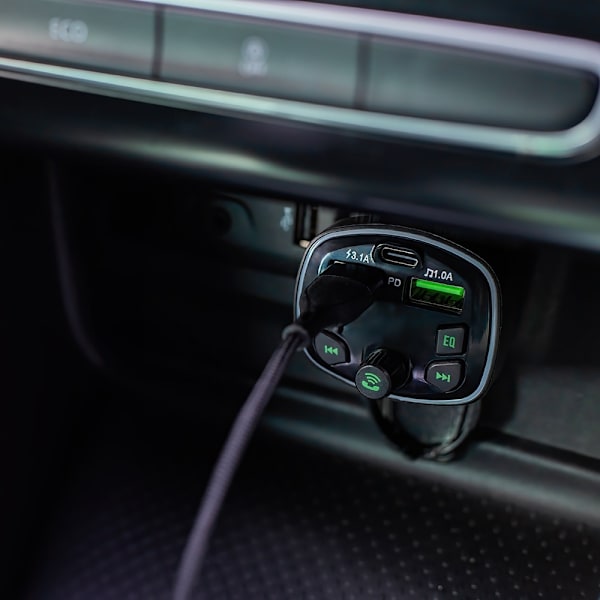 Bluetooth FM Sändare Billaddare med 1 X USBC, 2XUSB-laddning Svart