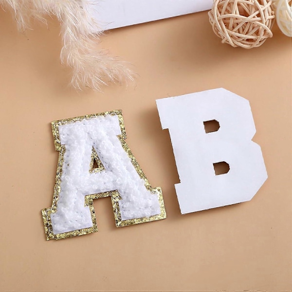 26 st Wron hite IOn Bokstavspatchar, A-Z Självhäftande Chenille Bokstavspatchar Applikation Sy Klädmärken med Glitterkant för DIY-tröjor