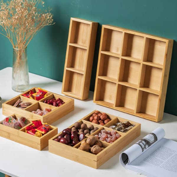 Serveringsbrett i tre med 4 rom, delt snackfat og nøttebeholder (natur) Four-compartment tray