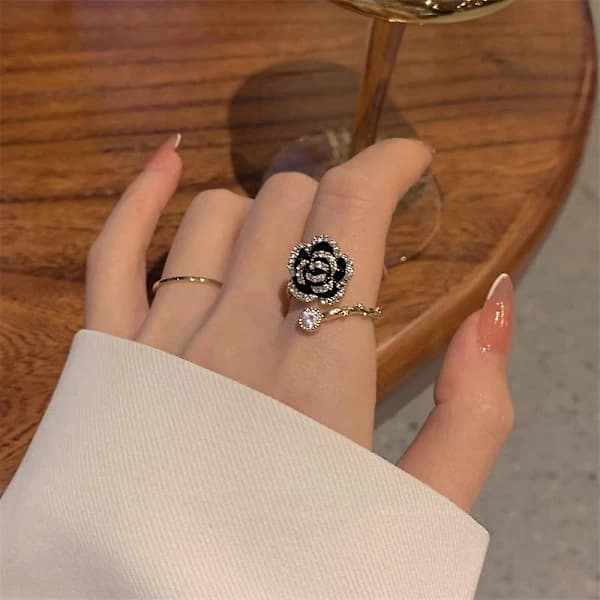 (pow yeah!) Ringar Svart Kamelia Ring For Kvinner Justerbare Ringer
