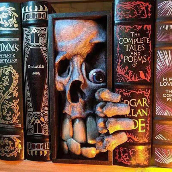 Pelottava Halloween-hartsikoriste kallopatsas kirjahyllylle