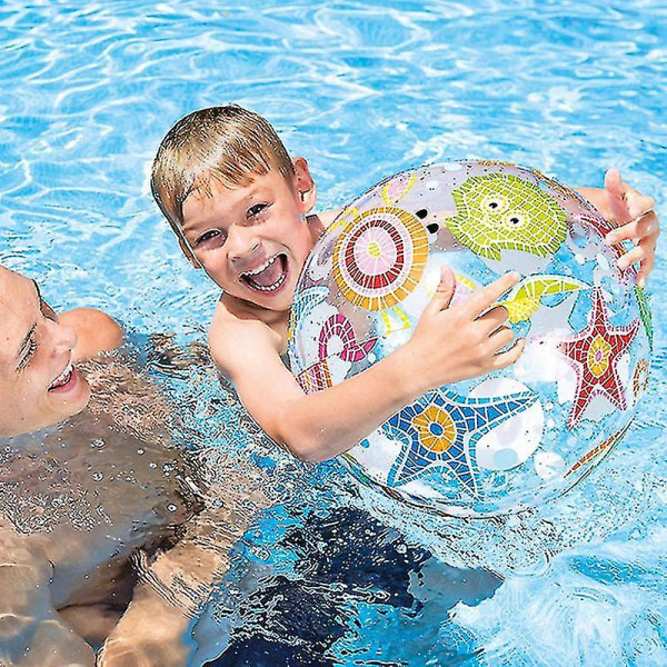 3st badboll som leker vattenleksak uppblåsbar boll sommar utomhusaktivitet