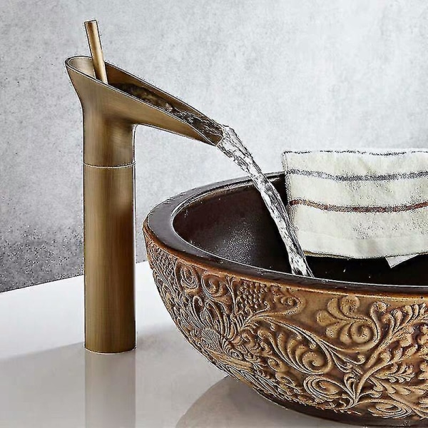 Retro tvättställ helt i koppar med fast vattenfallskran, ovanför diskbänken (hög antik)