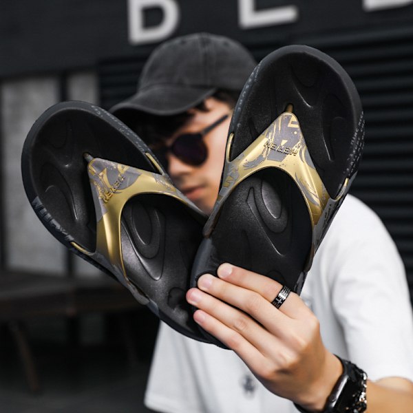 Sommar flip flops herr koreansk version tofflor herr halkfria clip on sandaler strandskor stor storlek coola tofflor trendiga black gold 40 and 41