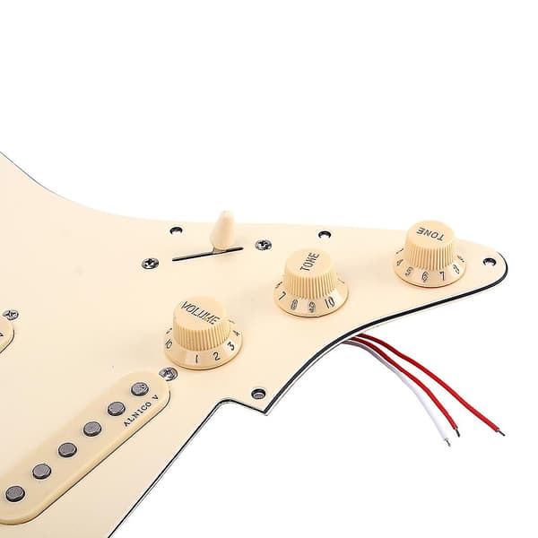 Laddad Förtrådad SSS Alnico 5 Alnico V HOT Pickup Pickguard Set för Strat Gitarr