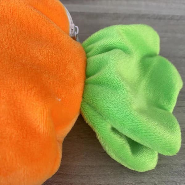 3 söta kaniner i morotsformad påse