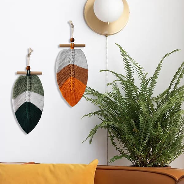 Väggbonad med fjädrar, boho väggkonst, handvävda blad, tofsar, väggbonad, sovrum, vardagsrum, lägenhet, veranda