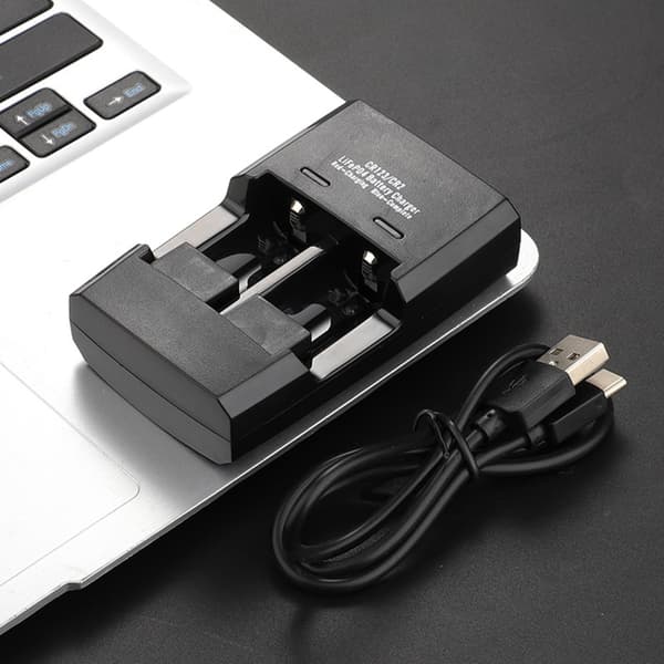 Batterilader 2-spors USB-batterilader Bærbar lader for RCR123 RCR2