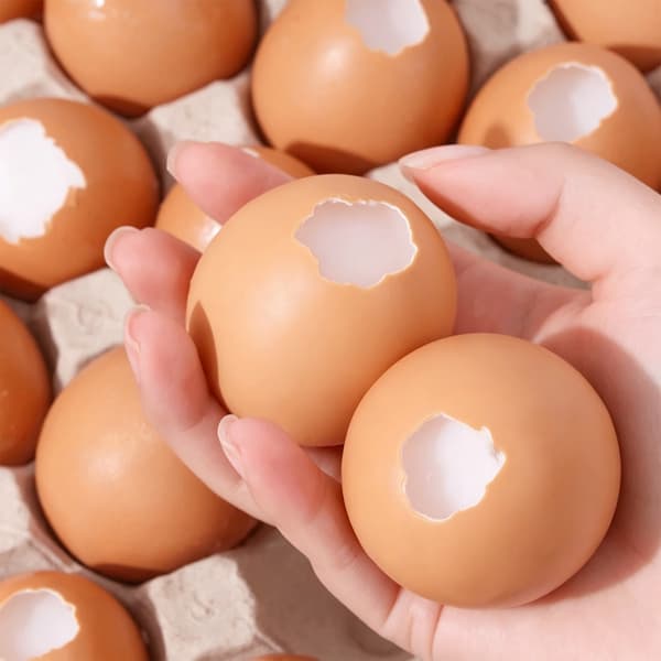 Interaktiivinen simulaatiomuna puristuslelu aikuisille ja lapsille juhlaviihteeseen Egg
