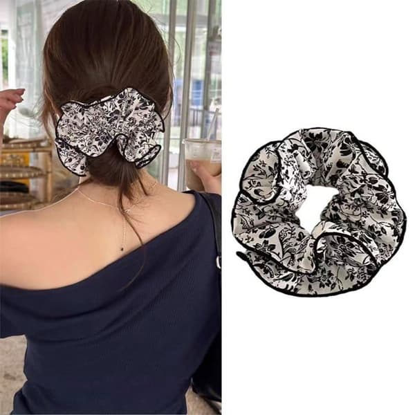 Stof scrunchie til kvinder, hårtilbehør til knold - Lille sort blomster scrunchie - 17 cm
