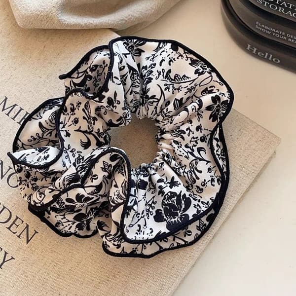 Stof scrunchie til kvinder, hårtilbehør til knold - Lille sort blomster scrunchie - 17 cm