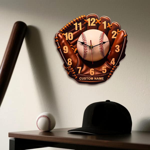 Basebollhandske Väggklocka med Anpassningsbart Namn - Tyst Träklocka, Brun Läderdesign, Batteridriven, 25-40 cm Storlekar