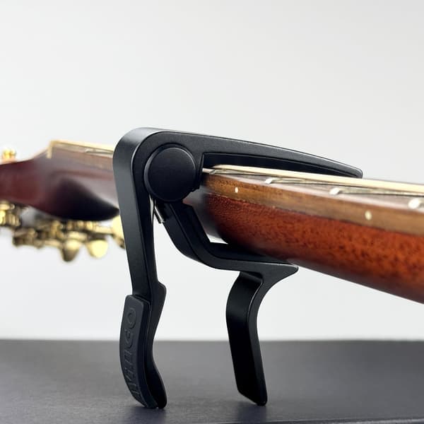 Gitarr-capo lämplig för akustiska och elektriska gitarrer inkluderar 5 plektrum gratis svart.