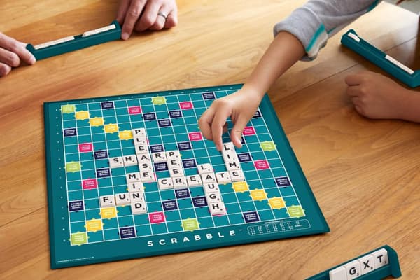 Deluxe Scrabble-set med låsbara brickor för familjekul