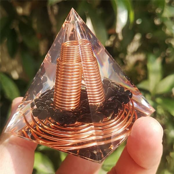 6 cm Krystallgrus Spiralpyramide Spiralformet Pyramide Håndlagde Interiørhåndverk Spiral Kobbertråd