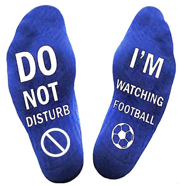 Morsomme sokker med teksten \"Dot Not Disturb Watching Football\"