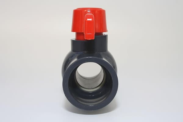 Kulventil 32 mm med 2 limmade PVC-muffar, U 10 bar