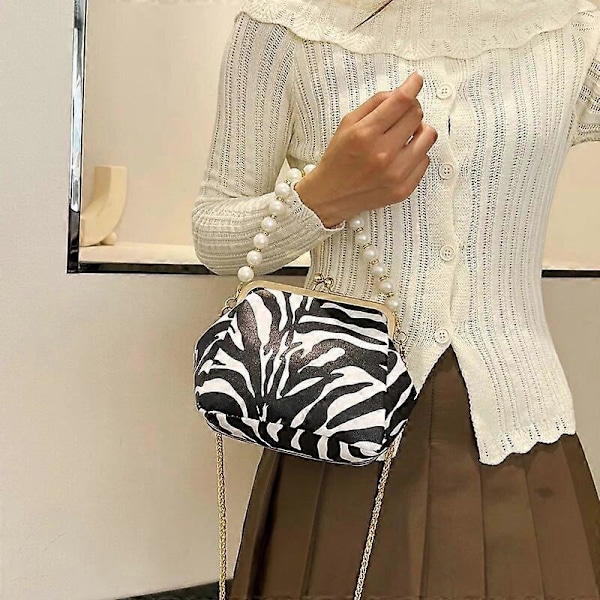 2024 Kvinnor Afton Väska Leopard Ko Zebra Tryck Handväskor Söt Fluffig Pärlkedja Handväska Cross Body Axel Dam Kuvertväska
